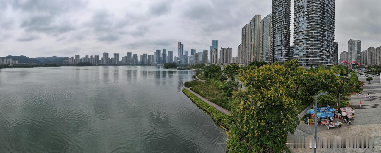 长沙梅溪湖位于湘江以西的岳麓山脚下，准确来讲：梅溪湖在岳麓山主峰西侧，背靠岳麓