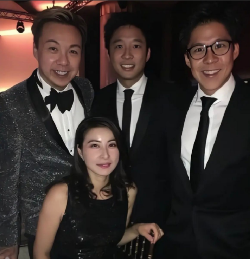 2013年，香港霍氏家族正上演着激烈的遗产争夺战，刚成为霍家媳妇不久的郭晶晶，仅