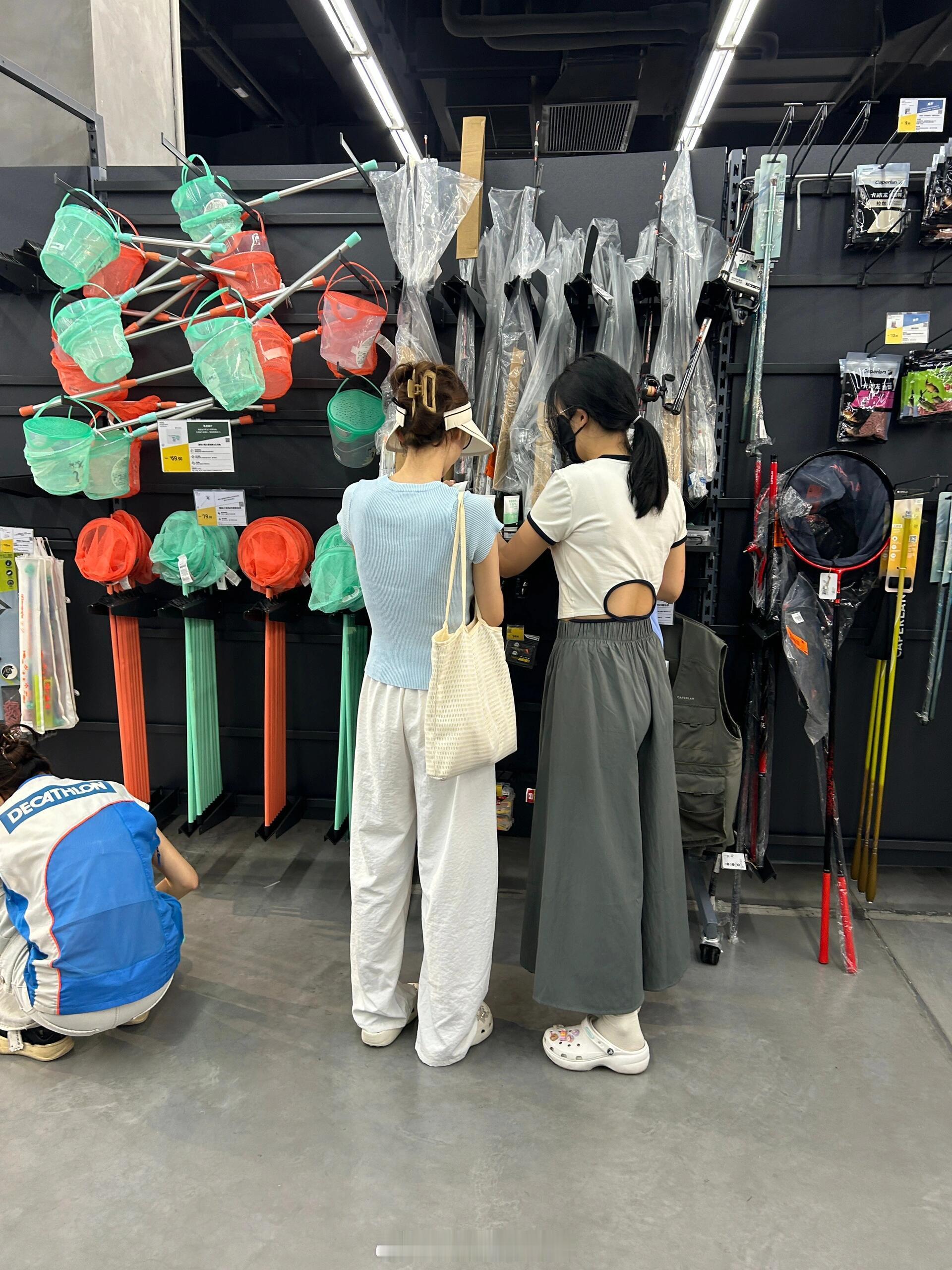 瞬间对白裤子失去了兴趣。。。逛迪卡侬的时候看到一个小姐姐穿的白裤子，本来觉得一般