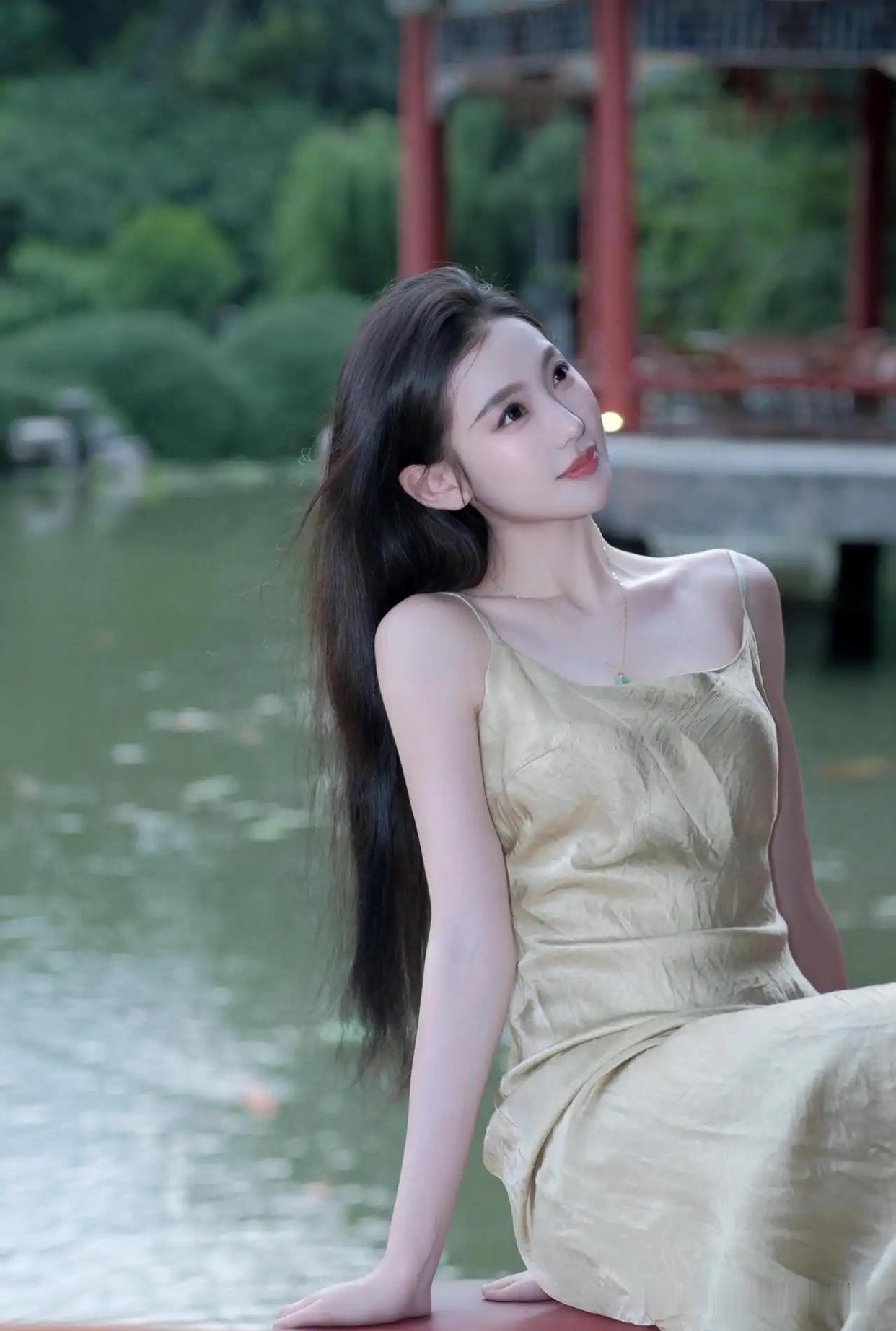 古风少女坐桥边，金裙飘逸似仙子
