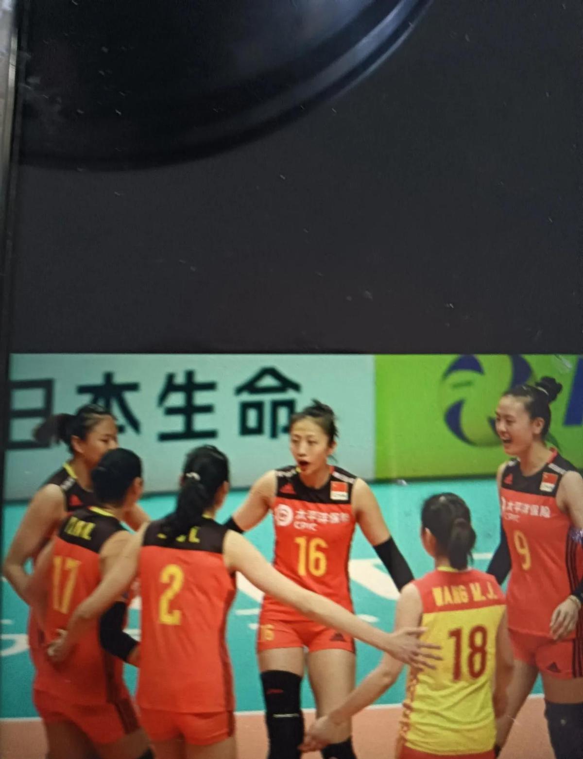 朱婷回来了。28分，五成效率，三局横扫卫冕冠军。没人再提伤病，没人再问能不能