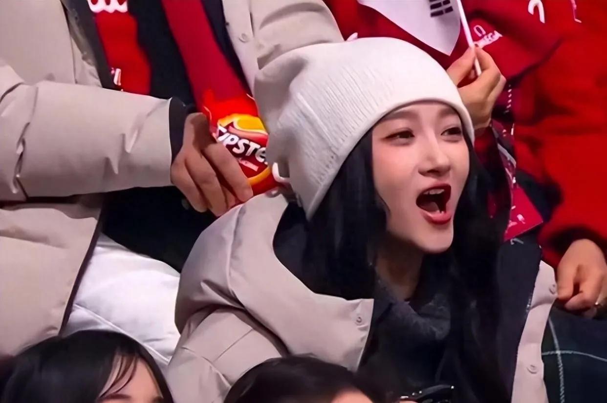 距离过年仅剩5天，鹿晗大概也没料到，29岁的关晓彤会突然官宣喜讯，瞬间收获全网称