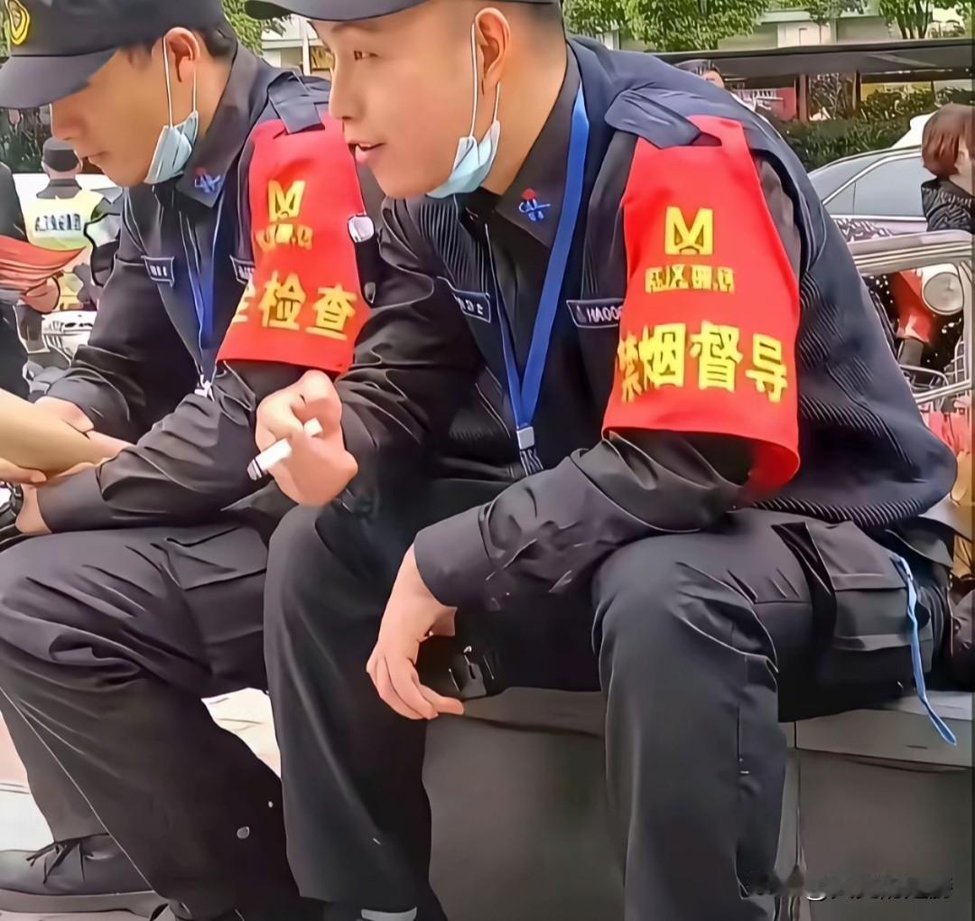 看这场景好讽刺噢，你督导谁？亦或是督导人们吸烟？谁不抽烟，要求他们去买药来抽，不