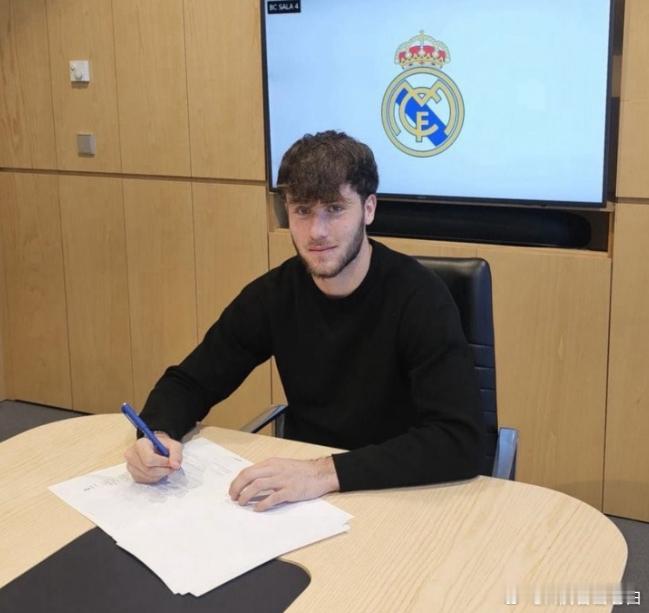 据《阿斯报》报道，皇马正式续约18岁天才射手杰米·巴洛索，双方签约四年，违约金8