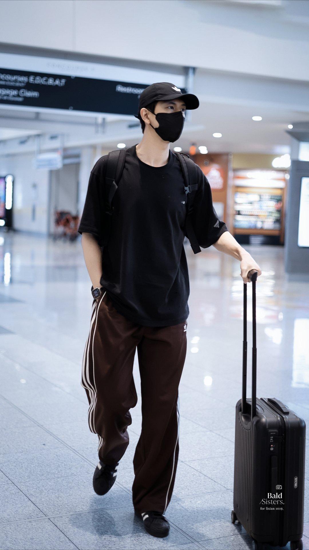 勇敢的小孩先享受李现签名李现李现对小朋友好温柔啊，小女孩演我，我已经魂穿小女孩啦