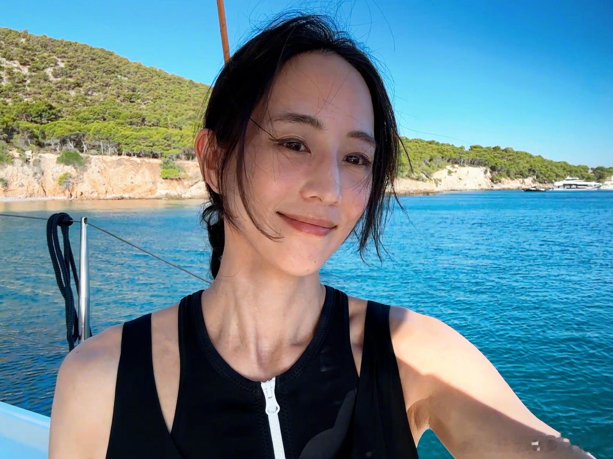 张钧甯好小的头精致头骨轮廓太吸睛，颅顶饱满头围小巧，盘发造型完整勾勒头型，轻轻松