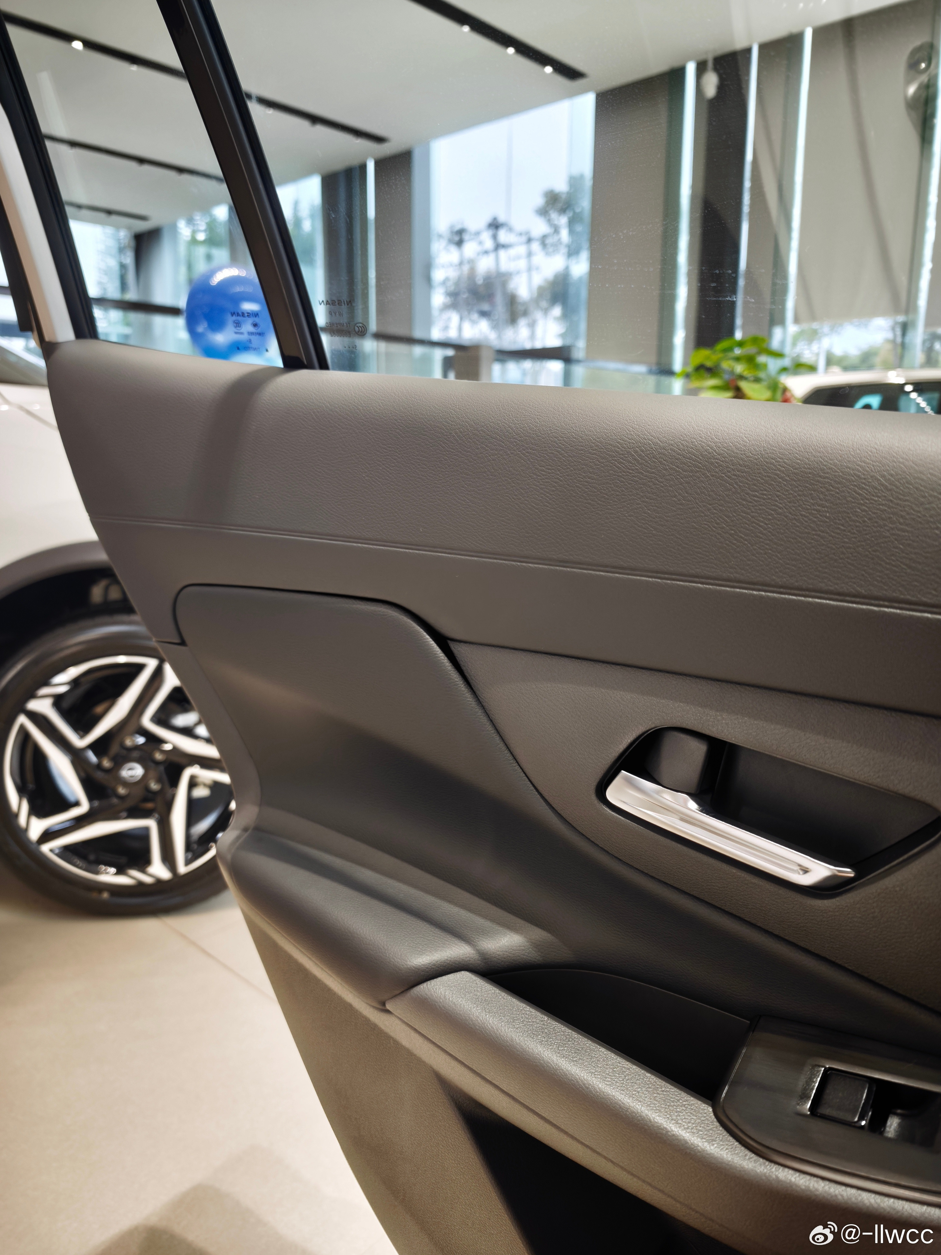 看了15代轩逸。这是一台顶配版，满按键的方向盘代表它配备了全套L2，但缺失了次顶