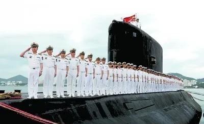 中国海军潜艇兵的伙食标准有多高？比空军还要好，全军伙食的天花板。潜艇上每天要做几