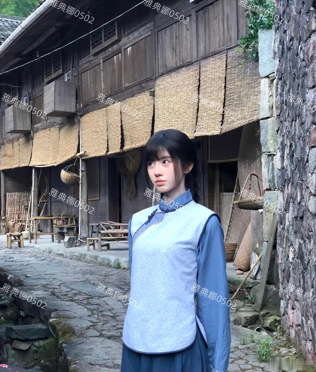 鞠婧祎这张大卧蚕嘟嘟唇的网红脸，真的不适合民国装扮好出戏好违和。