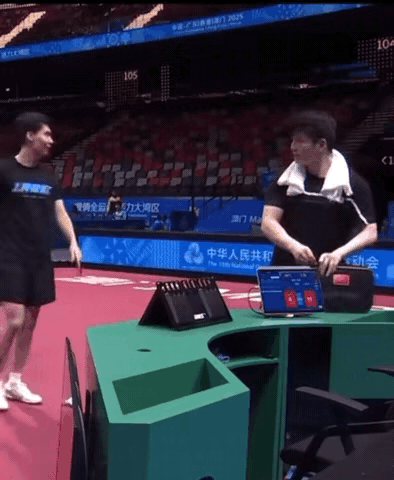 今天，在训练场，孙闻去找樊振东聊天了。东哥非常友好的和他交谈，还拍了拍孙闻的背。