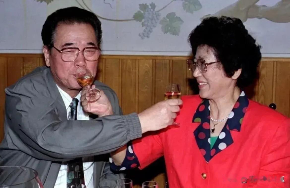 1994年7月10日，李鹏同志与夫人朱琳在家中庆祝结婚36周年，共饮交杯酒，庆祝