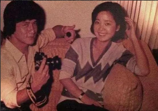 1979年，成龙把邓丽君追到手，结果定下婚期之后又分手了，转身娶了林凤娇。后来在