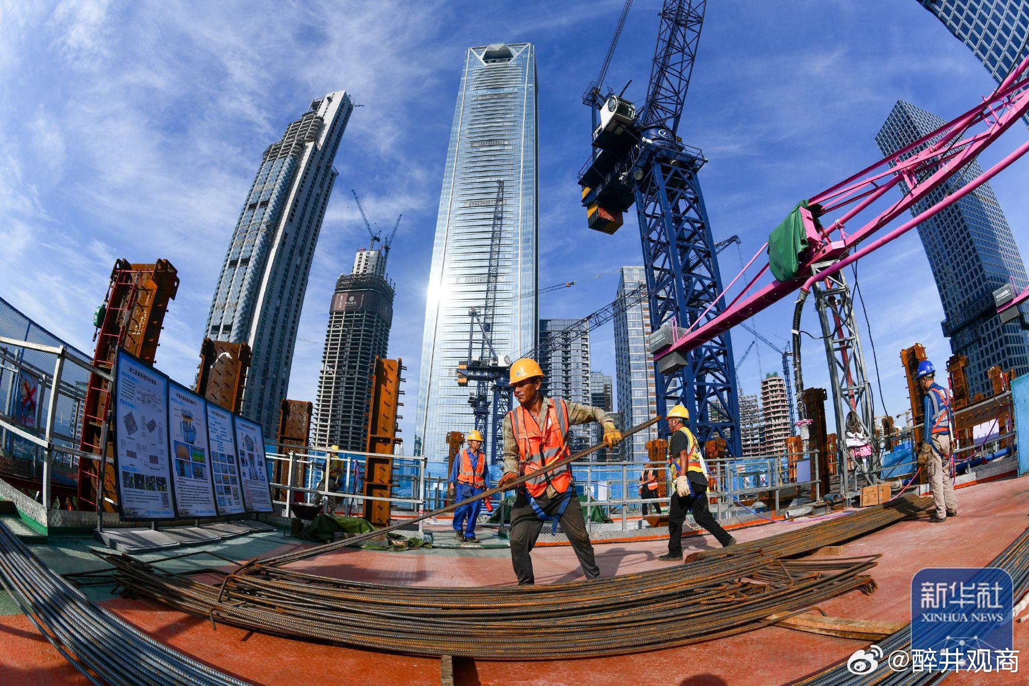 为什么中国担当得起“基建狂魔”的称号？我给大家看一组数据：贵州一年的GDP是2.