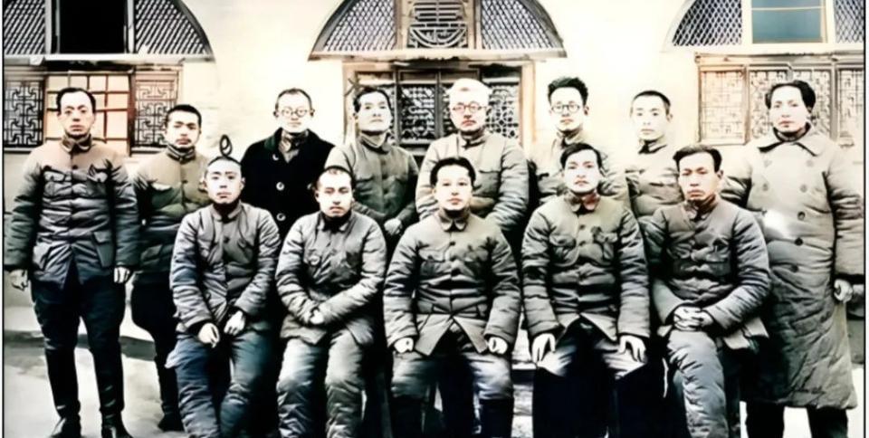 这是一张特殊而又珍贵的历史照片，拍摄于1937年的陕北延安，是当时我党的领导层人