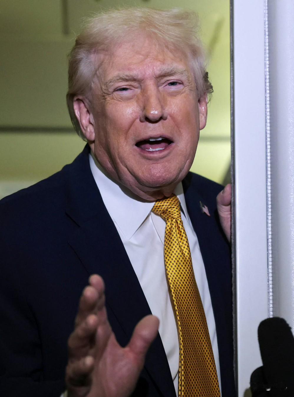 一觉醒来，美国直接掠夺了3000万-5000万桶石油！特朗普在社交平台上发文称，