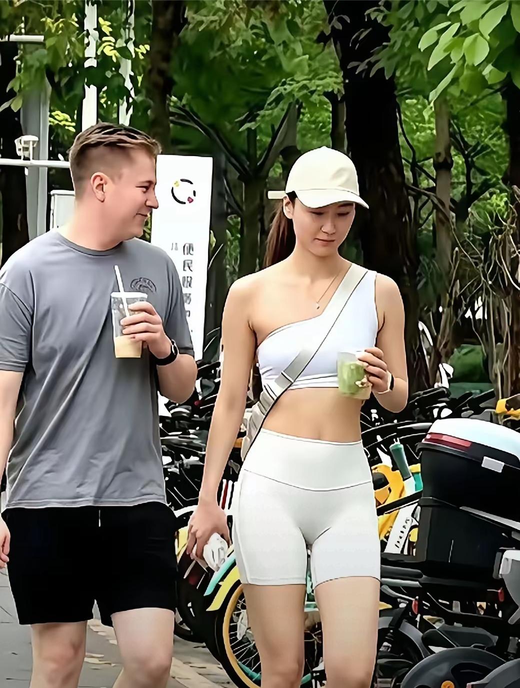 这么漂亮，优秀女孩，干嘛要找个外国男友，更何况本地很多男孩比他帅气，优秀。