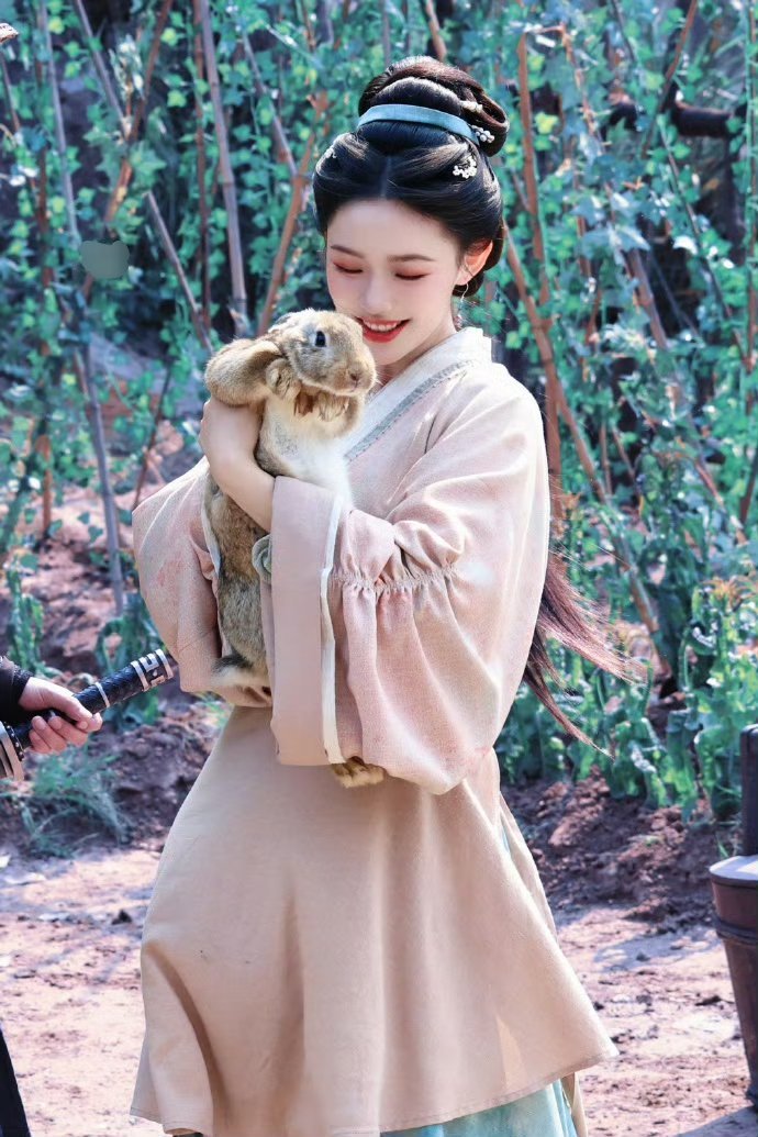 林允这个妆造可太绝美，这么甜的妆造，你告诉我这是反派[哭哭][哭哭][哭哭]​​​