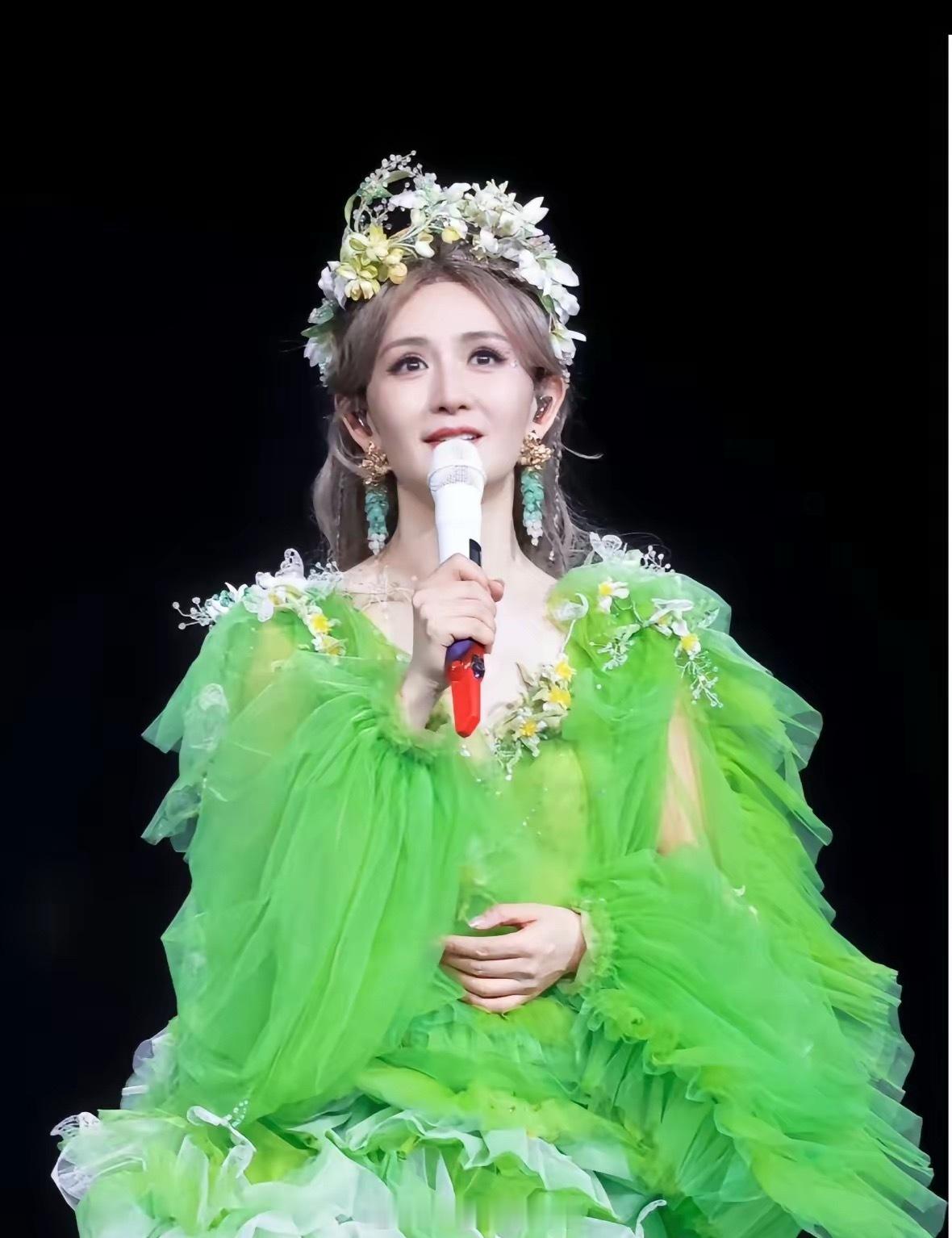 谢娜演唱会被抵制的原因谢娜宣布要开巡回演唱会，为什么有那么多人反对？第一、谢娜唱