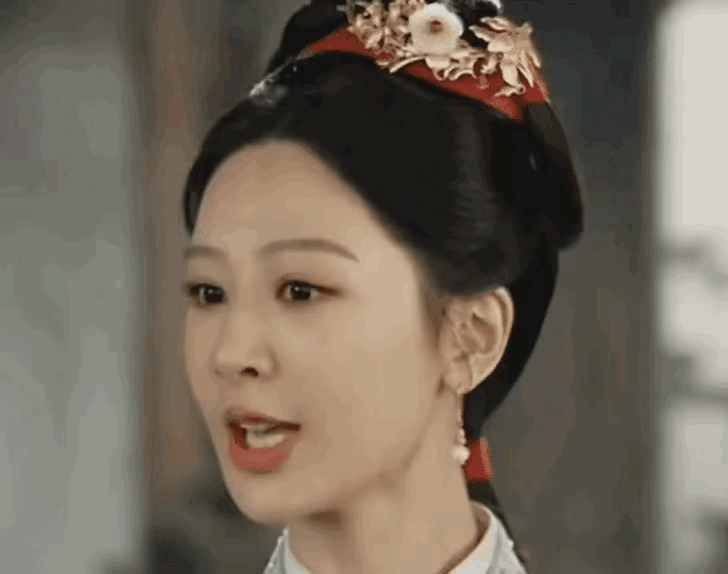 杨紫的表情管理配不上她的演技。不少观众反映，杨紫饰演的角色都有邱莹莹的影子，而这