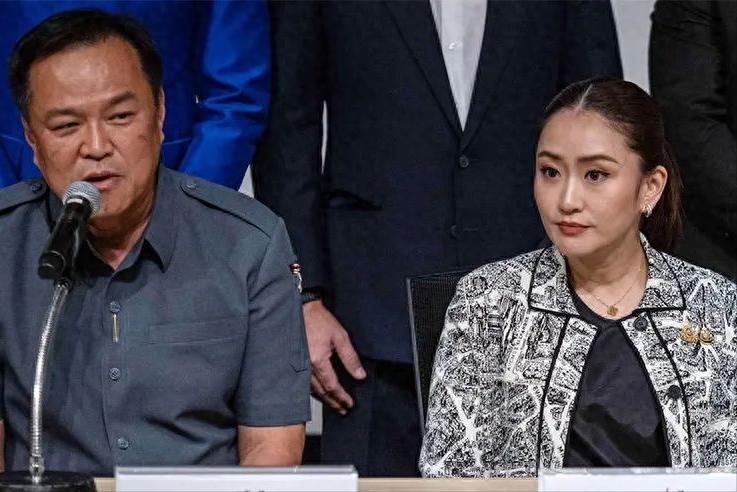 佩通坦的机会来了，泰王批准解散国会。按照泰国法律的规定，一旦解散国会生效，需要在