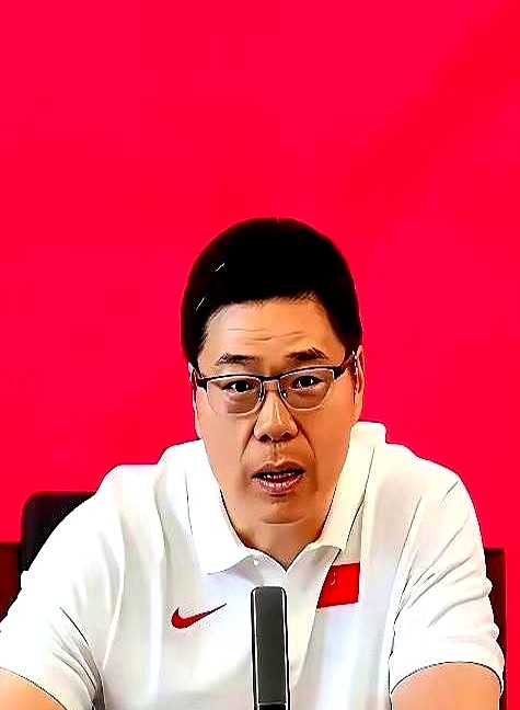 球迷眼里的男篮最强阵容，大半连国家队门槛都摸不到。林葳训练没听清换位回了句嘴，短训营直接没了名字。本