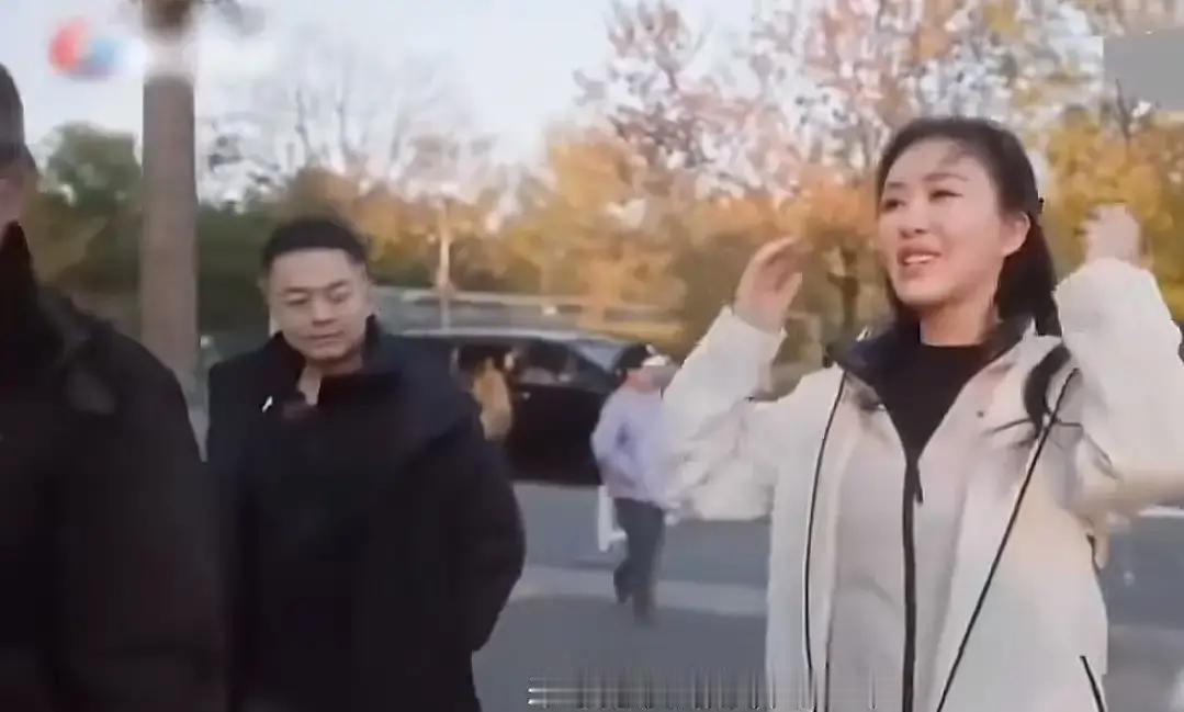 田贵族发了个和张朝阳一起晨跑的视频，说自己十年前听他演讲才创业。画面里她边跑边