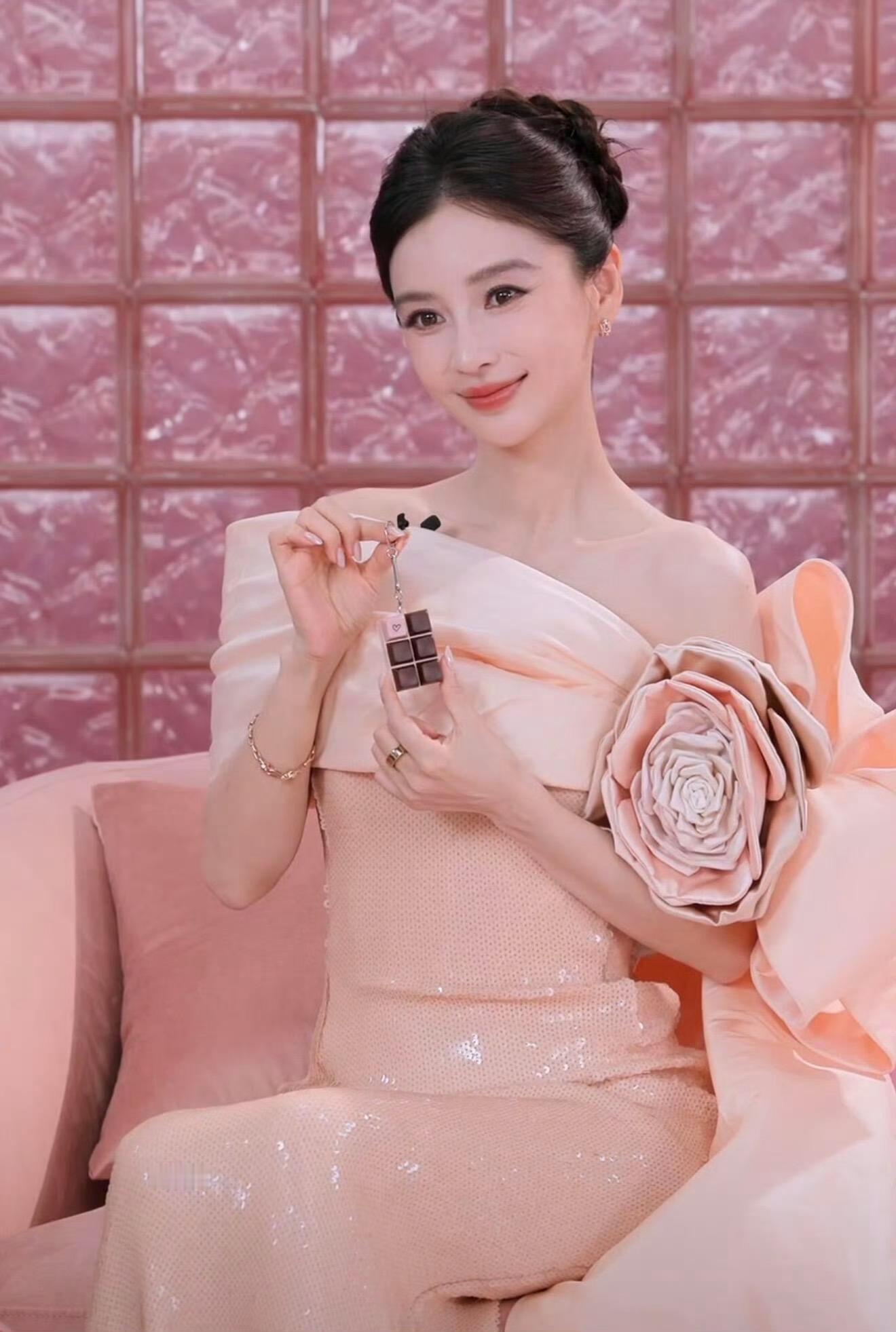 Angelababy今晚直播来了，状态依旧这么好，好美好仙，又一个高定+1，目前