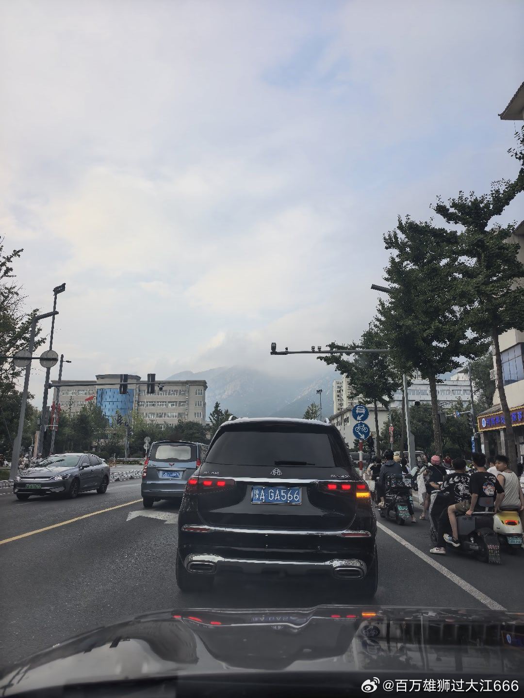 迈巴赫这个SUV感觉上面太窄了吧！下面宽的太多感觉比例不好[笑着哭]​
