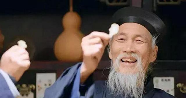 嘉靖年间，李时珍为张贵妃治病时，他将一把小刀藏在椅子里，张贵妃一坐下去就血流如注