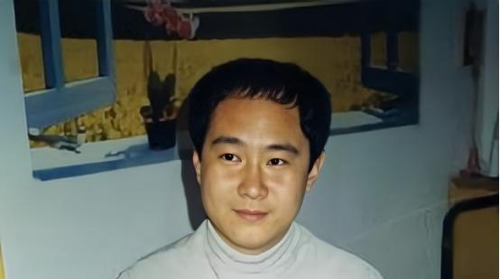 1983年，北京一名18岁少年，因抢了路人1顶帽子被判流氓罪，并处以死缓。他积极