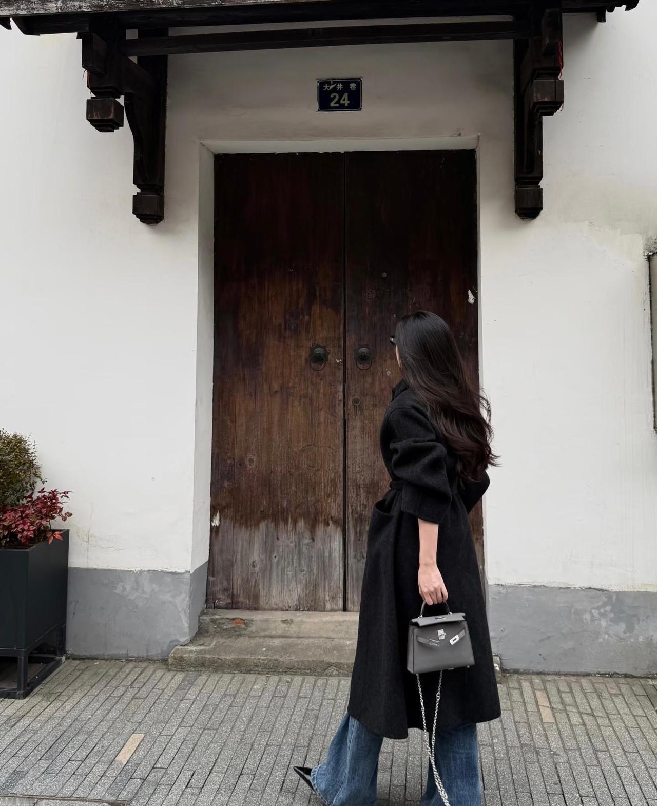 快四十岁的姐妹，十年没正经上过班，手里却攥着百万存款，两套房产、两部车——你以为