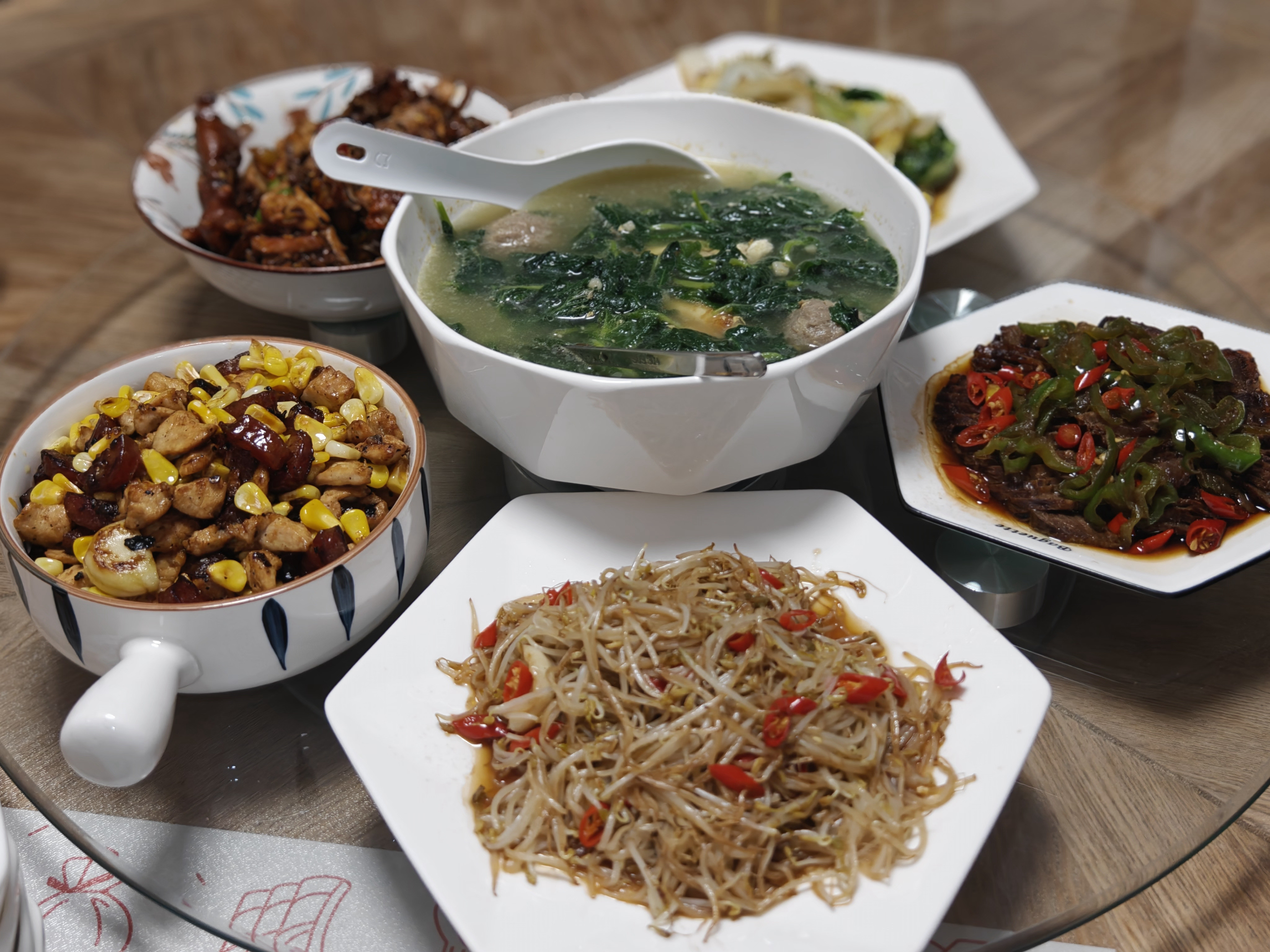 通常这个点还没睡，就该饿了，那我就来放个毒～这一桌全是潮汕姑娘做的，没想到居然比