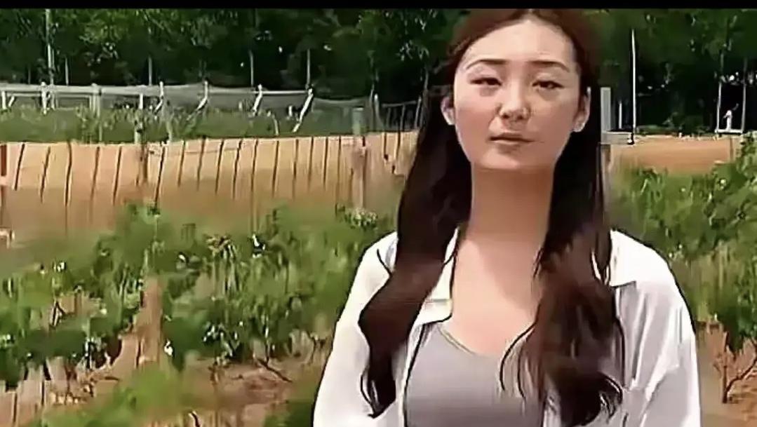 陈亚男离开朱家快4年了，事业未出现转机。她曾在直播间也相过亲，提的条件男方要与朱