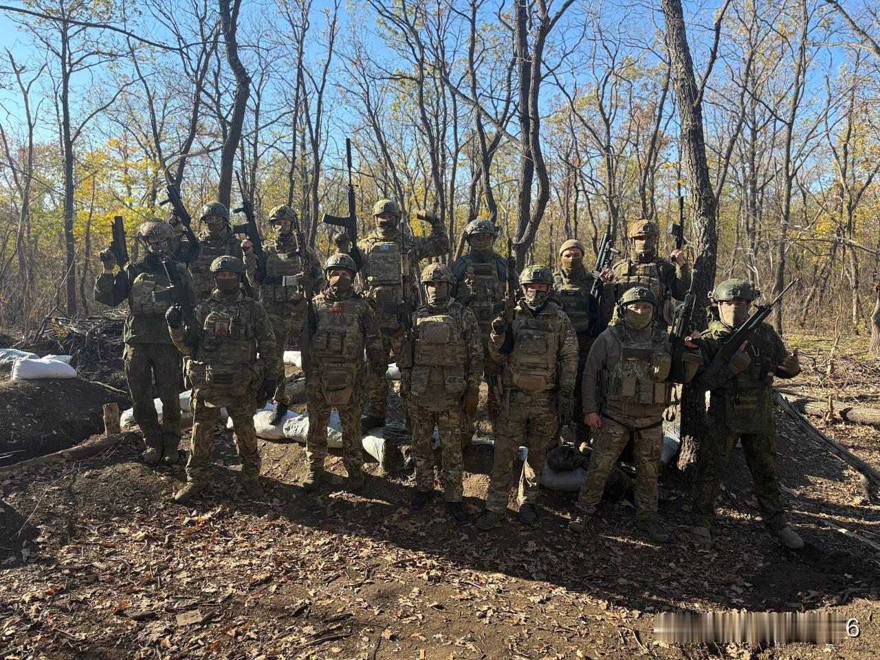 🇷🇺第150近卫摩托化步兵师第102近卫摩托化步兵团的侦察兵们缴获了武器。