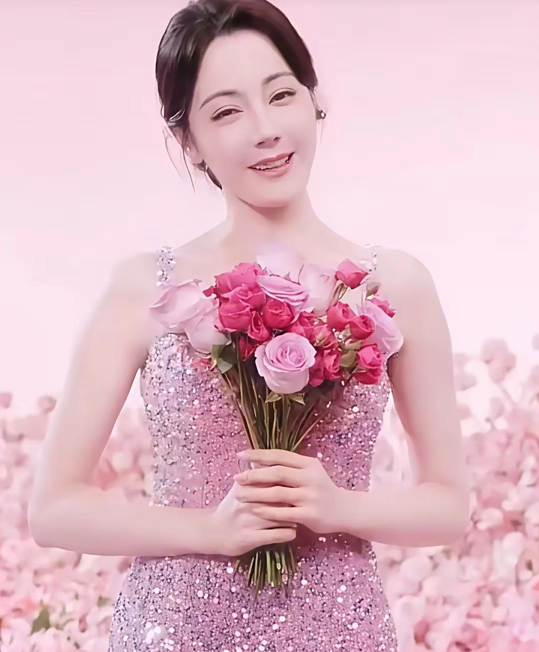 没想到如今的迪丽热巴，是连滤镜拉满也拯救不了的程度。现在全网都知道：迪丽热巴