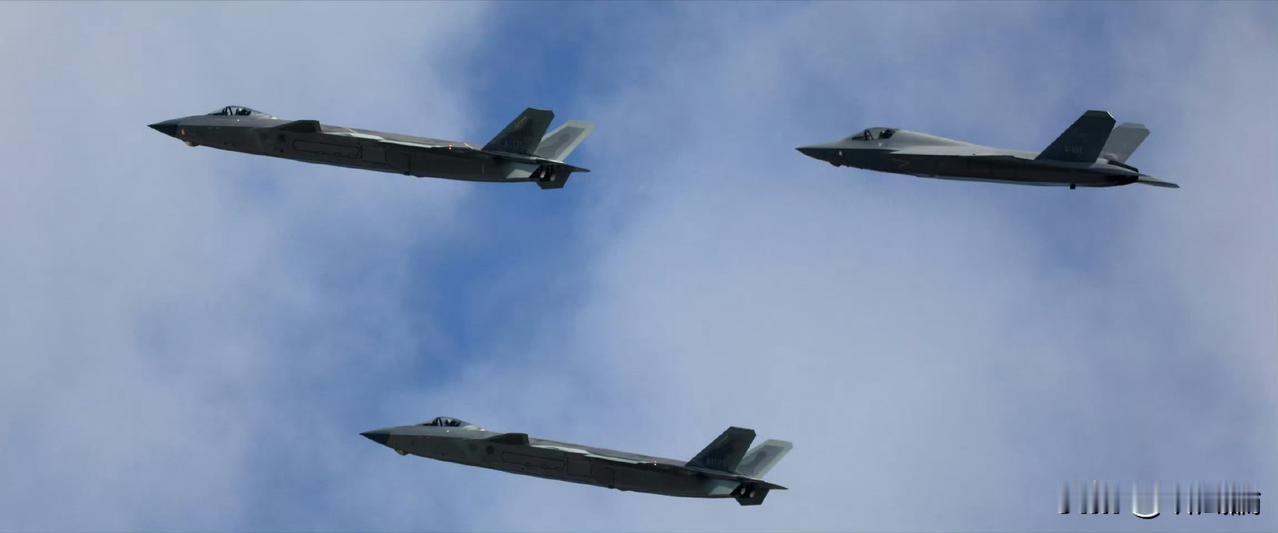 中国新战机亮相，空中打仗方式要变咧！咱中国的新一代战斗机体系正经历大变化，不