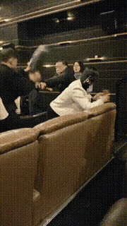 影院上演真人版全武行！买了这场电影票的观众有福了，花了一场的钱，