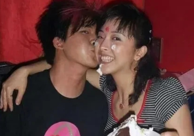 2001年，大张伟为自己举办生日宴，一共花了8w，结账时自己钱不够，于是让女友代