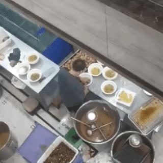 真是难以置信！饭店老板竟然将客人吃剩下的狮子头，直接用手给挑出来，继续售卖给顾客