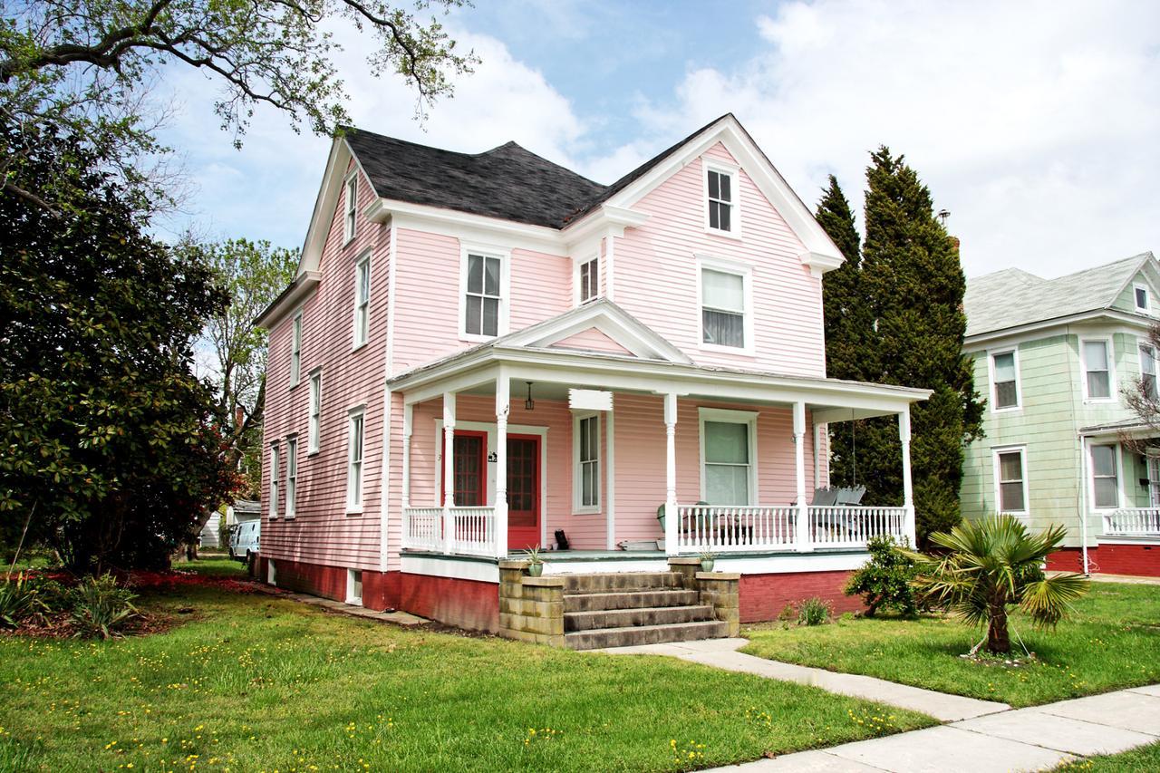 常年外地工作，老家有没有必要买房，还得看个人情况。如果老家是小县城，房价不高，