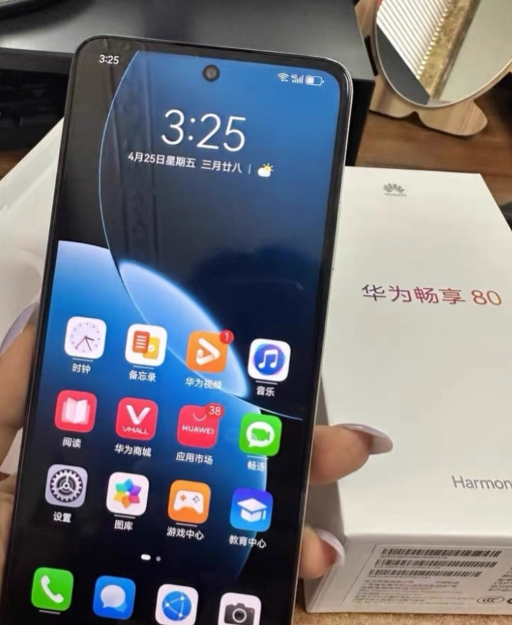 这就是线上买线下买的区别！家里人买了一台新出的华为畅享80，店员推销时夸得天花乱