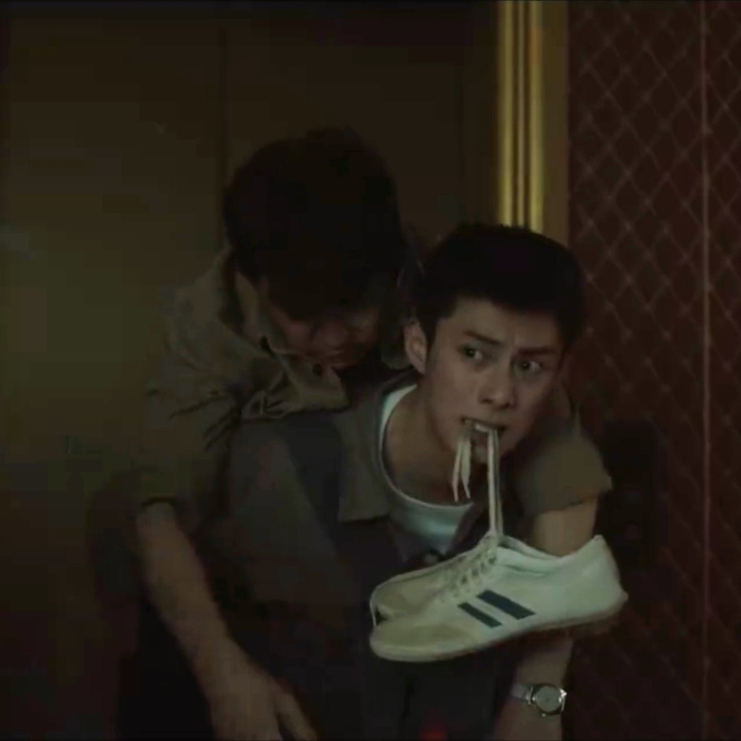 要被这个王鹤棣叼鞋带笑死了😆😆有种萌萌的哈士奇感谁懂😋😋王鹤棣黑夜告白叼