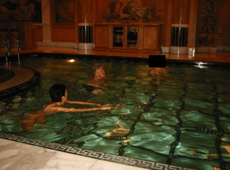 美国前总统比尔·克林顿与一名身份不明的女性以及被判有罪的性犯罪者、杰弗里·爱泼斯