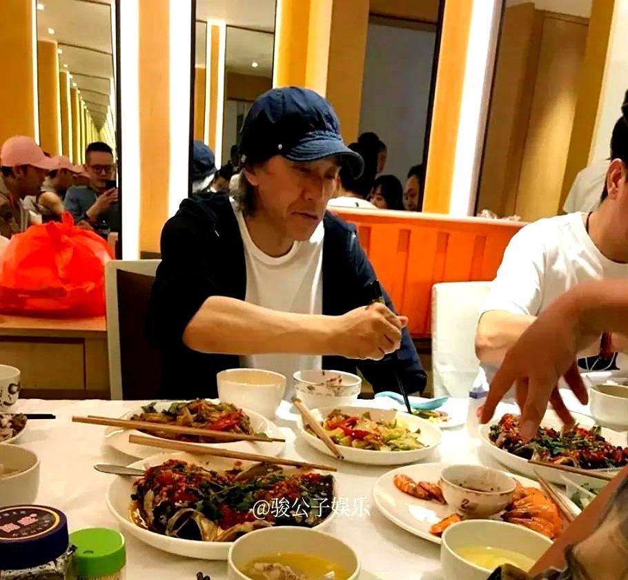 三千万剧组说停就停1989年，万梓良在TVB片场给跑龙套的周星驰指了一次机