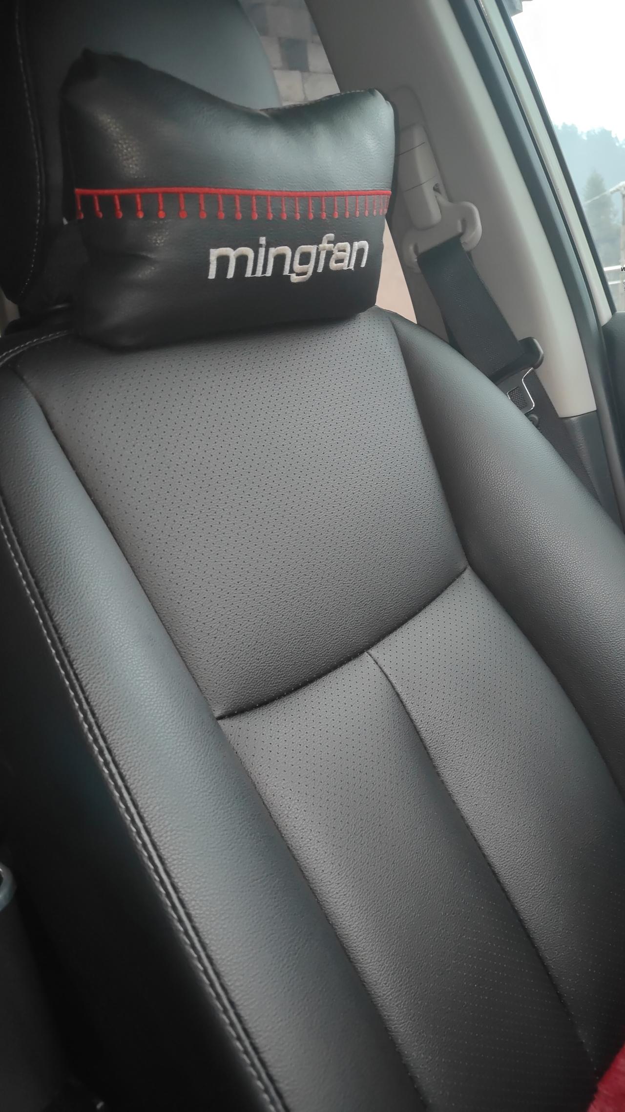 几十万豪车的配置真皮打孔座椅带头枕