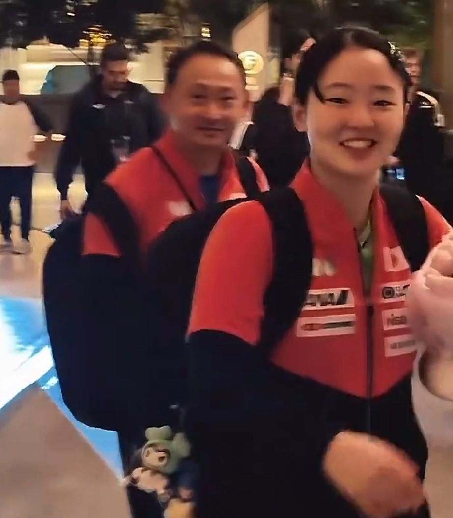 难怪国内有那么多球迷喜欢这小妮子，的的确确是招人喜欢。澳门赛上，张本美和发烧