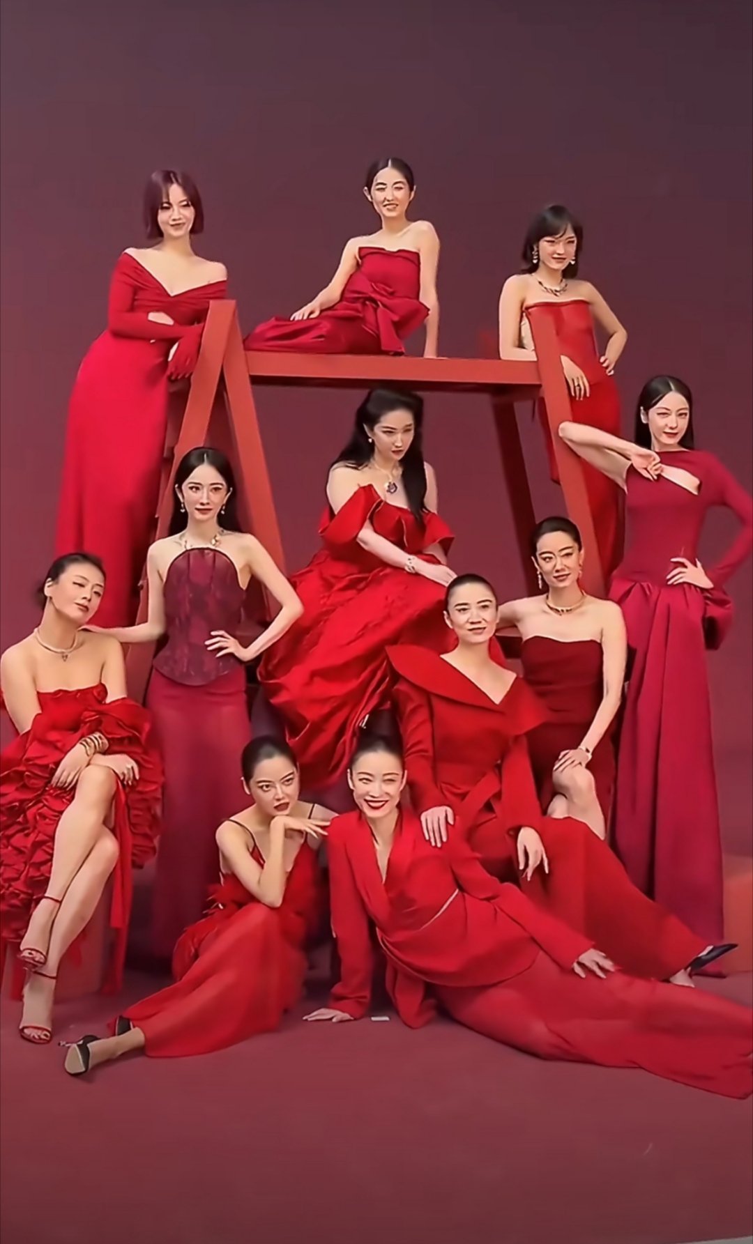 刘亦菲登Vogue稳坐C位，颈间宝格丽蓝宝石一抹冷艳镇住全场——天资撑场天姿压阵