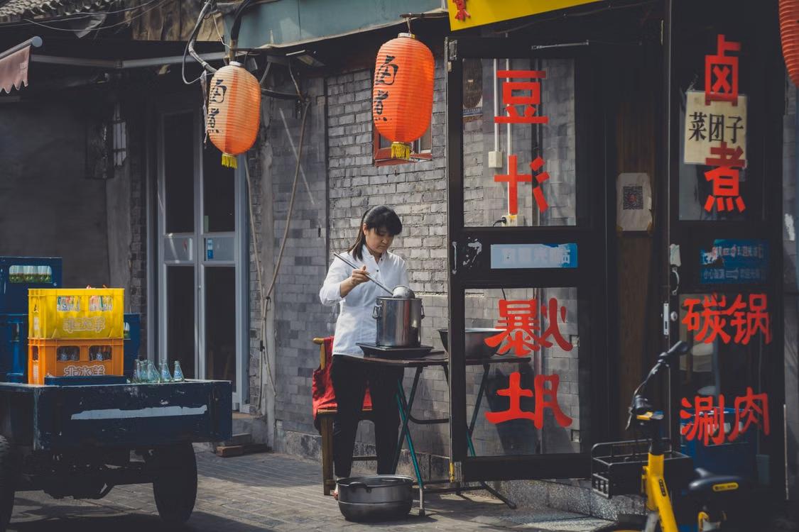 徐州一家饭店最近上演了一出“赛博鸣冤”。老板在关门注销前，特意在门头的LED屏