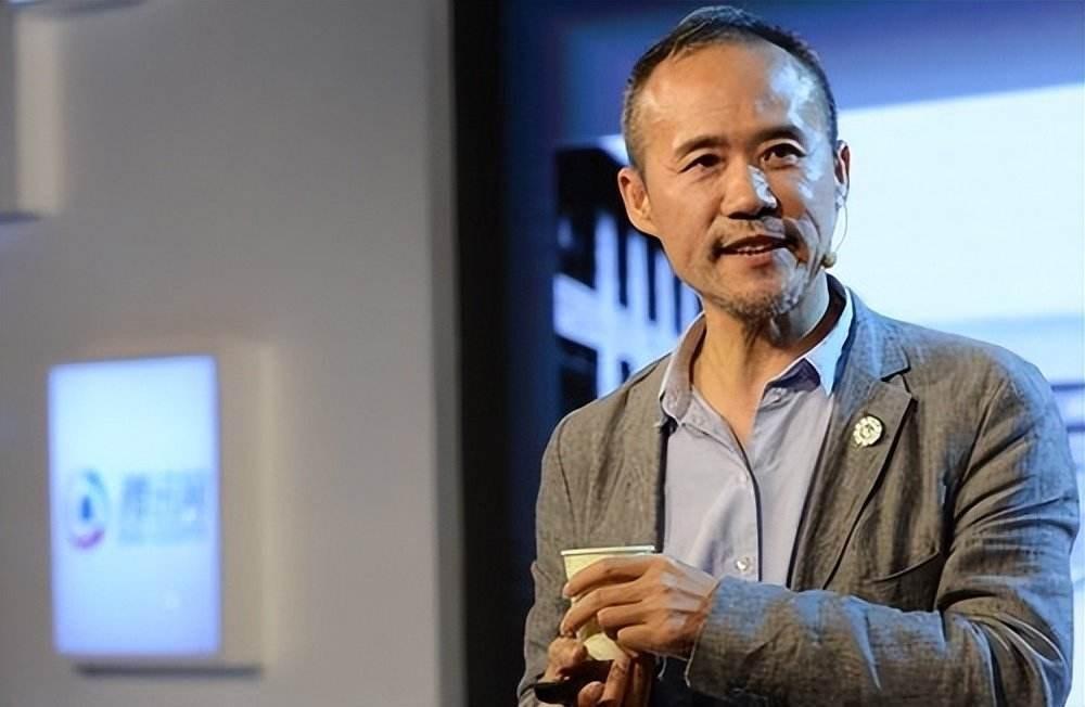 王石的原配家庭，全部高高在上，王石忍辱负重了很多年后，突然有个年轻女孩田朴珺，肯