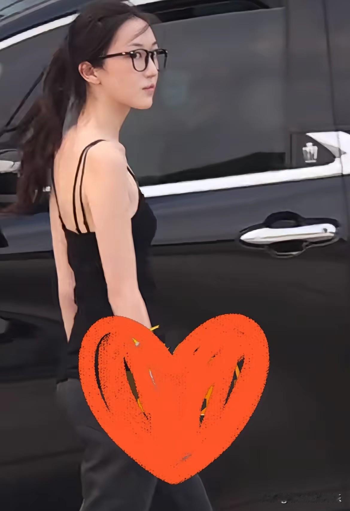 李嫣的脸像李亚鹏，身材气质像王菲，也是清冷女王范儿，她肩膀薄身材好，都可以去当模
